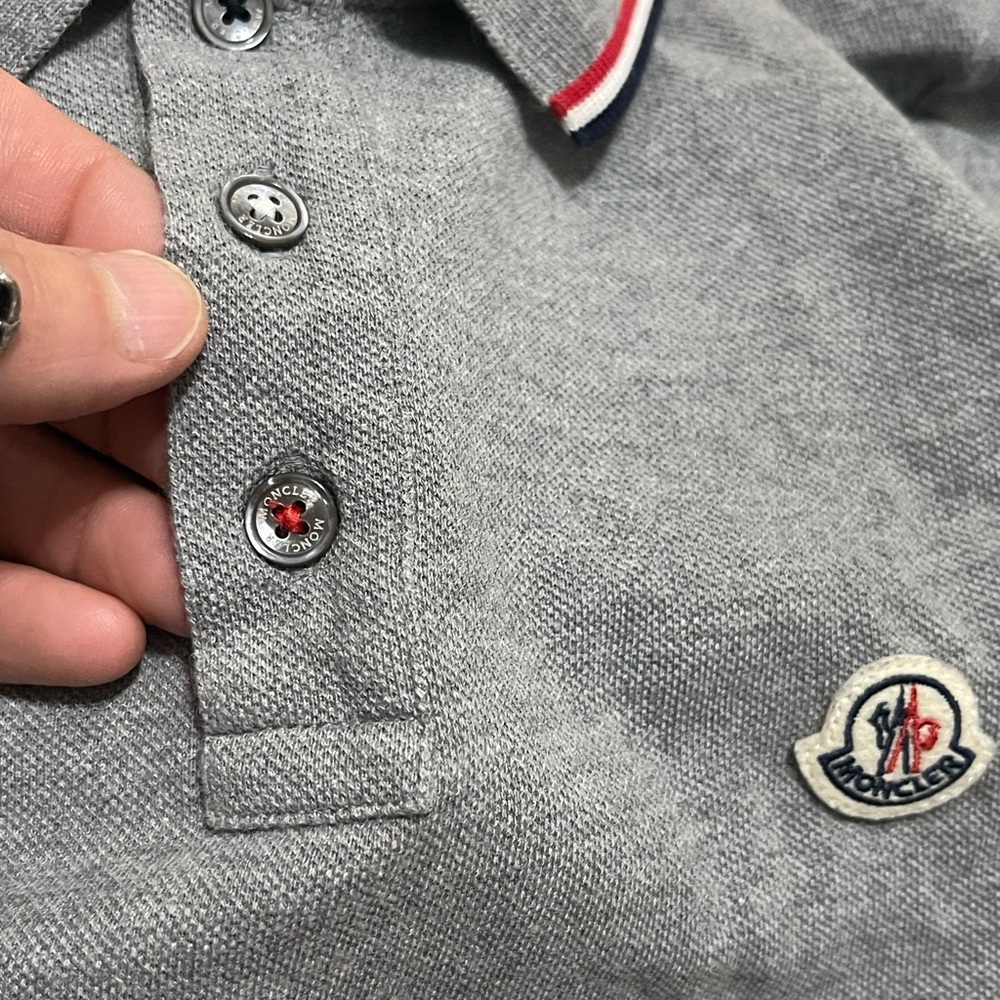 Like New Men’s Size Medium Moncler Logo-appliquéd Polo Shirt 100% Cotton Grey - Picture 13 of 17